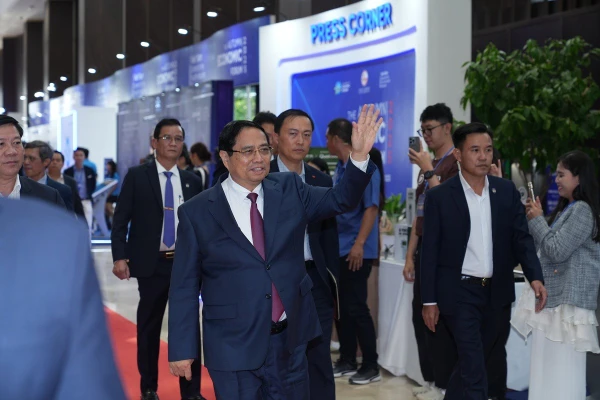 Thủ tướng Phạm Minh Chính đến tham dự và phát biểu tại Diễn đàn Kinh tế mùa thu 2025, sáng 26/11.