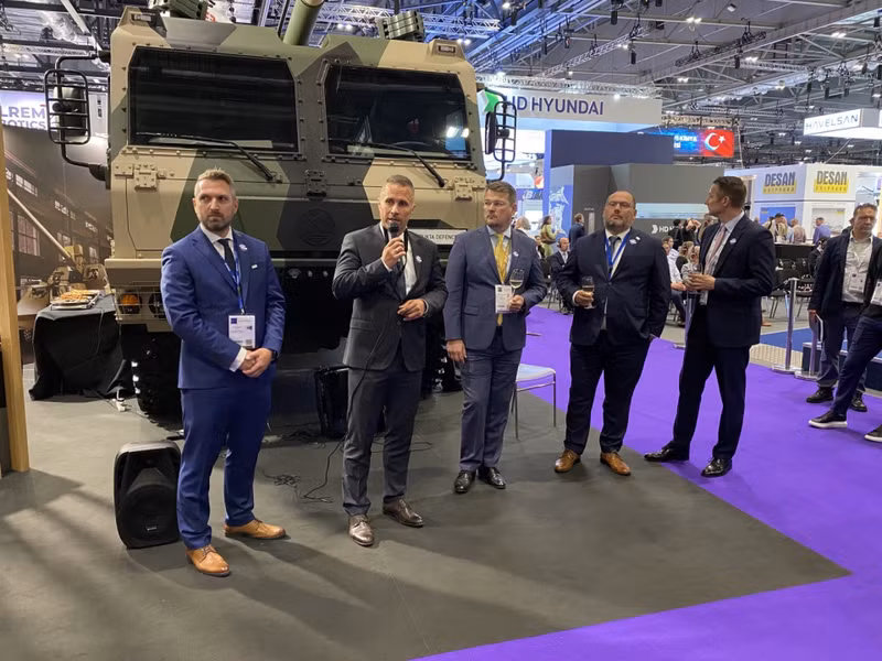 Trong triển lãm quốc phòng quốc tế DSA 2024 tại Malaysia, công ty Konstrukta Defense của Slovakia đã tổ chức một buổi giới thiệu về pháo tự hành bánh lốp (SPH) BIA 155 mm của mình. Pháo tự hành bánh lốp BIA cạnh tranh quyết liệt với CAESAR tại Đông Nam Á