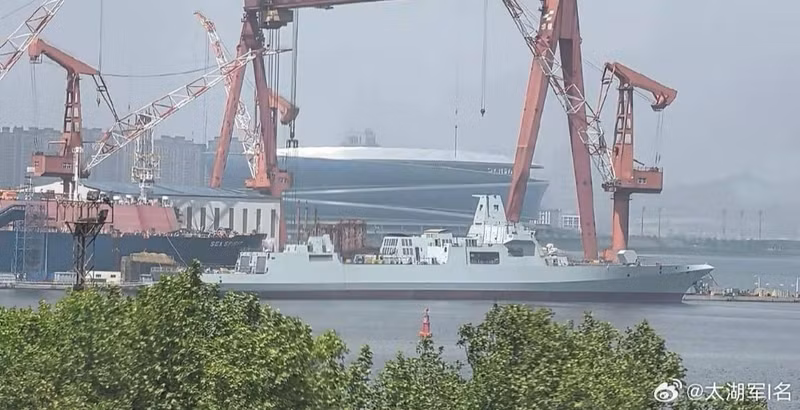 Trung Quốc liên tiếp hạ thủy khu trục hạm Type 055 'nhanh chóng mặt'