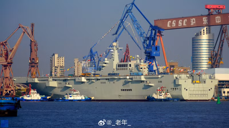 Trung Quốc hạ thủy tàu đổ bộ trực thăng Type 075 'nhanh chóng mặt'