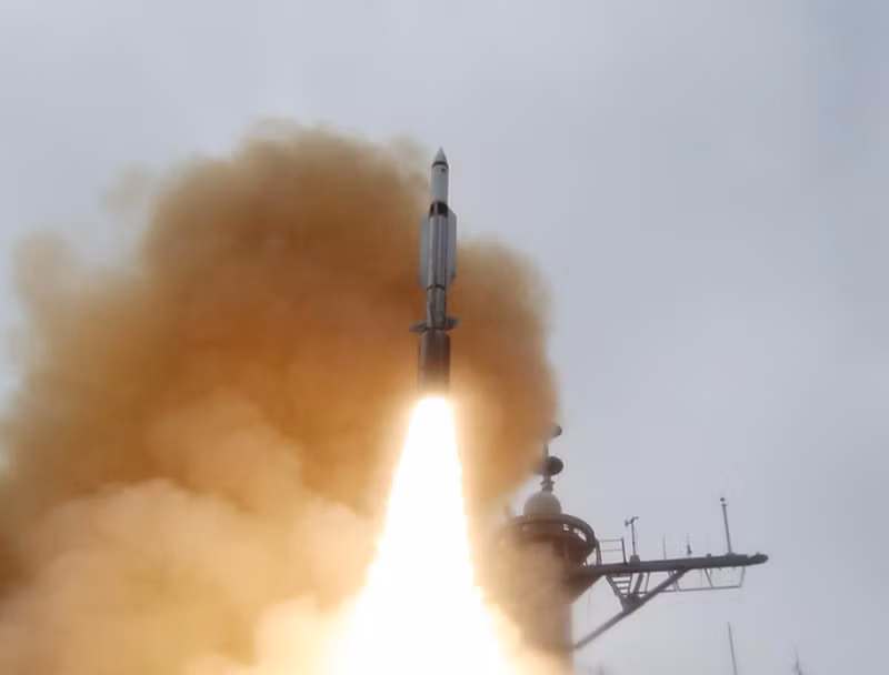 Mục đích bí ẩn của Mỹ khi cho tiêm kích F/A-18 mang tên lửa SM-6