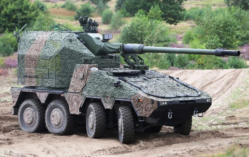 Thông tin trên đã được cơ quan báo chí của tập đoàn quốc phòng khổng lồ KNDS (Liên doanh giữa KMW và Nexter Defense Systems) đưa tin. Tuy nhiên họ không tiết lộ các chi tiết khác của thỏa thuận cung cấp vũ khí. Hàng loạt pháo tự hành RCH 155 tối tân chuẩn bị tham chiến