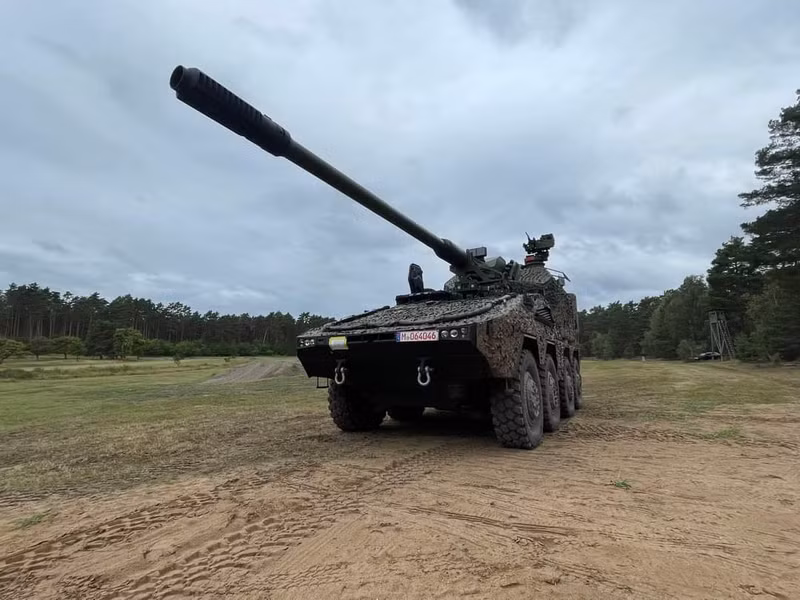 Hàng loạt pháo tự hành RCH 155 tối tân chuẩn bị tham chiến