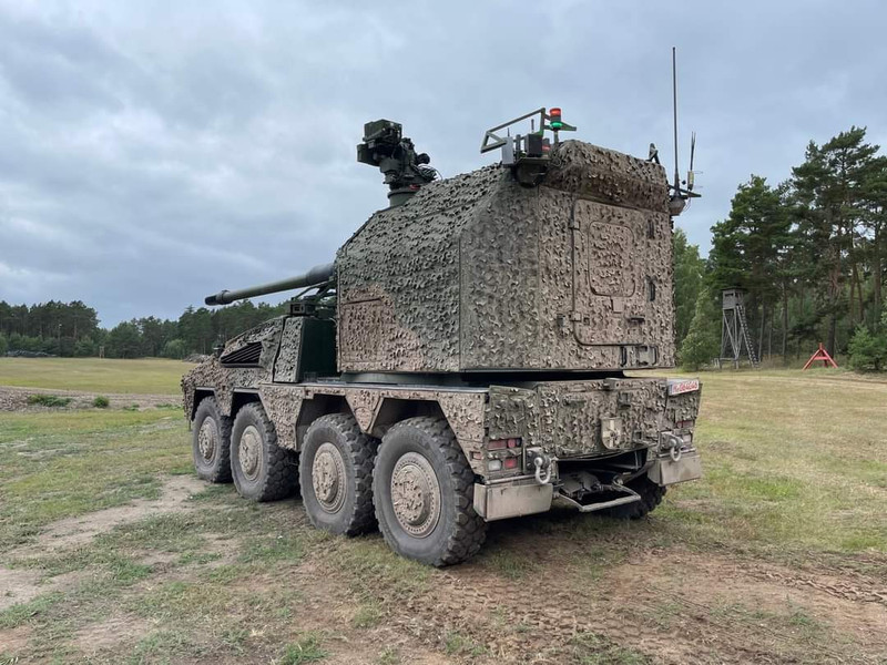 Tổ hợp này gắn module AGM (Artillerie-Geschütz-Modul) với bộ phận chiến đấu lấy từ pháo tự hành PzH 2000. Chiều dài nòng pháo bằng 52 lần đường kính (L/52), tức là xấp xỉ 8 mét. Hàng loạt pháo tự hành RCH 155 tối tân chuẩn bị tham chiến