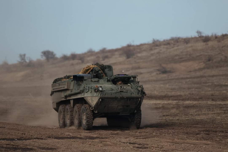 Lính dù Lviv trình làng xe bọc thép chở quân Stryker