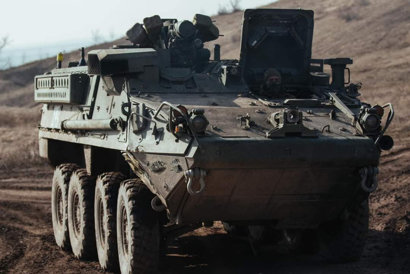 Lính dù Lviv trình làng xe bọc thép chở quân Stryker