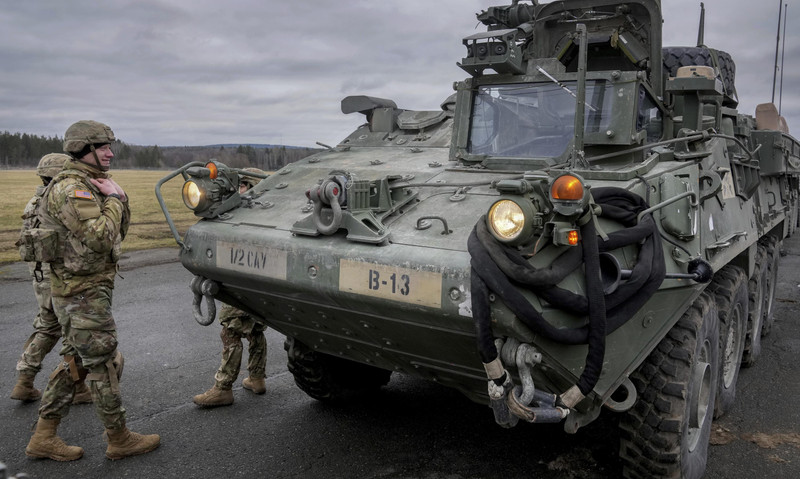 Lính dù Lviv trình làng xe bọc thép chở quân Stryker