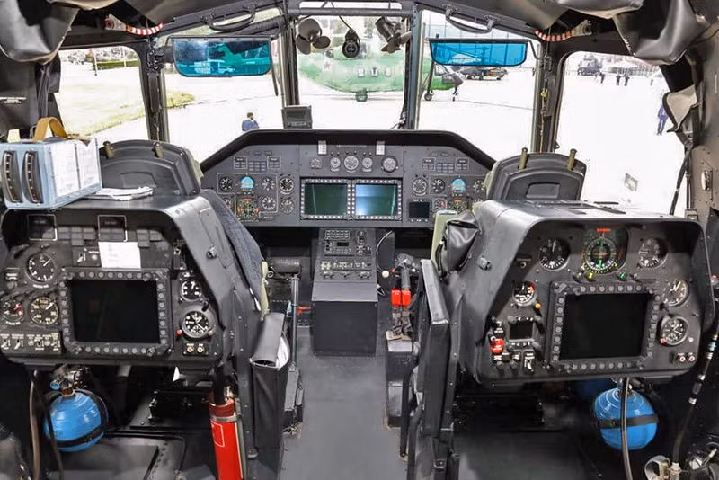 Ngoài ra, Mi-26T2V còn được trang bị tổ hợp phòng thủ tên lửa Vitebsk, thiết bị được điều chỉnh cho kính nhìn ban đêm. Những cải tiến cũng ảnh hưởng đến hệ thống định vị và liên lạc vệ tinh của trực thăng. Trực thăng vận tải Mi-26T2V mạnh nhất thế giới trực chiến