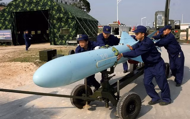 YJ-83 là tên lửa chống hạm nâng cấp từ YJ-82 do Trung Quốc phát triển vào năm 1994. Tầm bắn được giới thiệu từ 150 - 200km, riêng biến thể phóng trên không thì con số này lên đến trên 250 km. Cải tiến đặc biệt đáng lưu ý trên tên lửa chống hạm YJ-83