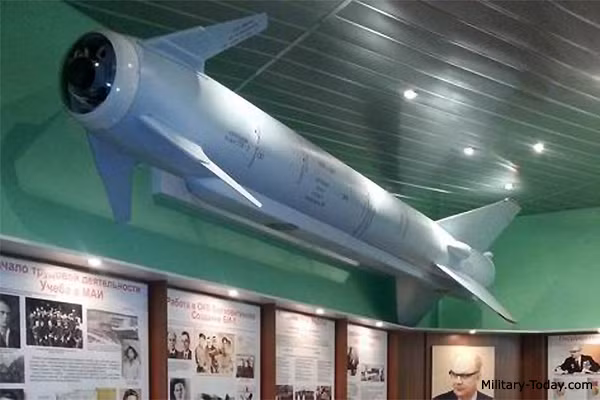 Các ví dụ bao gồm Su-57 vào giữa tháng 4/2022 đã phóng Kh-59 tại cảng Odessa và khu vực Kirovograd; ngoài ra vào tháng 3/2022, tiêm kích Su-35 đã tấn công các cơ sở dầu mỏ ở khu vực Rivne bằng tên lửa Kh-59, gây ra hậu quả đáng kể. Tên lửa cực lợi hại Kh-59 đang liên tục được sử dụng