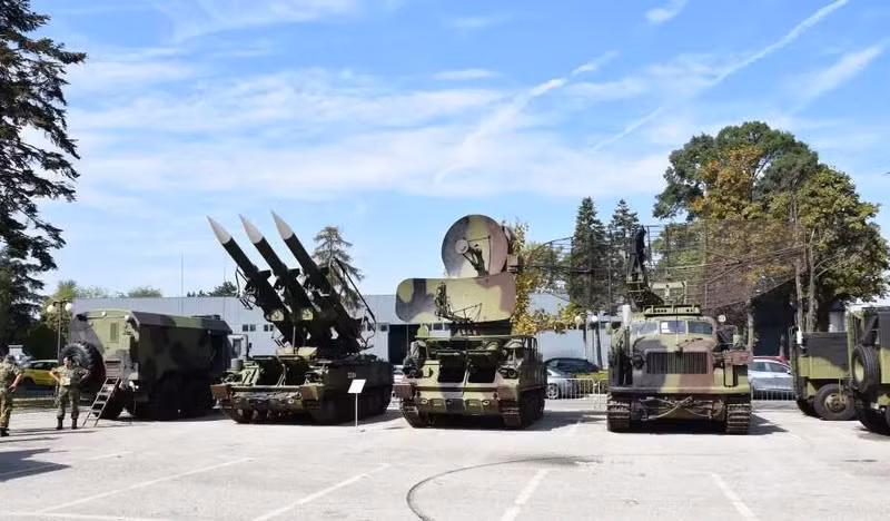 Trong triển lãm quân sự quốc tế Partner 2023 diễn ra tại Belgrade, công ty quốc phòng nhà nước Serbia Yugoimport đã trình diễn dự án hiện đại hóa hệ thống tên lửa phòng không Kub-M2 của Liên Xô theo tiêu chuẩn Kub-SM. Hệ thống phòng không Kub '3 ngón tay thần chết' lột xác với sức mạnh mới