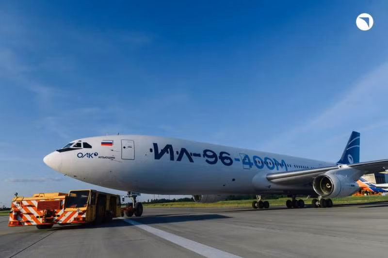 "Nguyên mẫu Il-96-400M mới, được tạo ra như một phần của chương trình hiện đại hóa dòng máy bay Il-96, nó đang chuẩn bị cho chuyến bay đầu tiên", đại diện UAC cho biết trong một thông báo. UAC trưng bày máy bay Il-96-400M nâng cấp