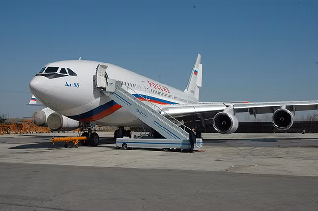 Thân máy bay Il-96-400M dài hơn làm cho khoang hành khách trở nên rộng rãi và hấp dẫn hơn đối với các hãng hàng không cũng như những người sẽ sử dụng nó. UAC trưng bày máy bay Il-96-400M nâng cấp