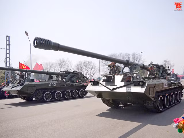 M1989 là bước phát triển xa hơn dựa trên nguyên mẫu pháo tự hành M1978 Koksan - được chế tạo trên khung gầm xe tăng T-54/55 và hoạt động tích cực trong Chiến tranh Iran - Iraq. Pháo tự hành 'khủng nhất' Triều Tiên bắn mục tiêu cách xa 60 km