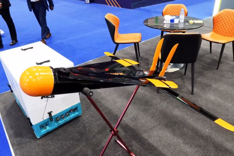 Ví dụ vào tháng 10/2022, có thông tin cho rằng Trung Quốc đang chế tạo "máy bay không người lái mục tiêu" loại LJ-1, có thể mang đầu đạn nặng 40 kg và đã được phóng từ máy bay ném bom H-6 (bản sao của Tu-16 của Liên Xô). Trung Quốc phát triển UAV cảm tử thế hệ mới dựa trên Shahed-136