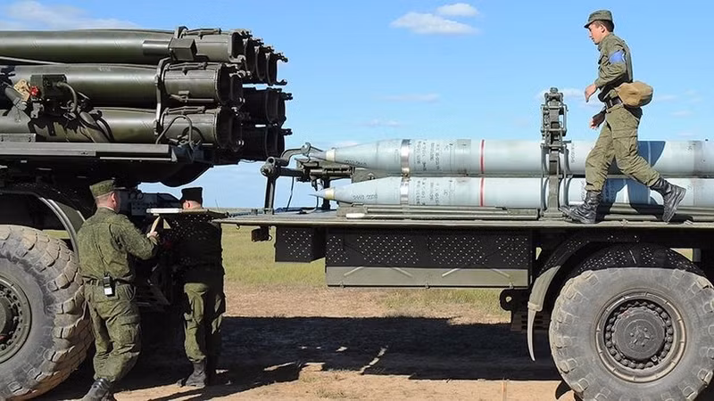 Ông Ozdoev giải thích rằng Tornado-S có khả năng tấn công cả khu vực và mục tiêu riêng lẻ bằng loại đạn có độ chính xác cao. Hơn nữa, tầm bắn của đạn mới tăng từ 90 lên 120 km đã đưa MLRS đến gần hơn với các hệ thống tên lửa chiến thuật. Tổ hợp Tornado-S đã tiếp cận các đặc điểm của Iskander-M