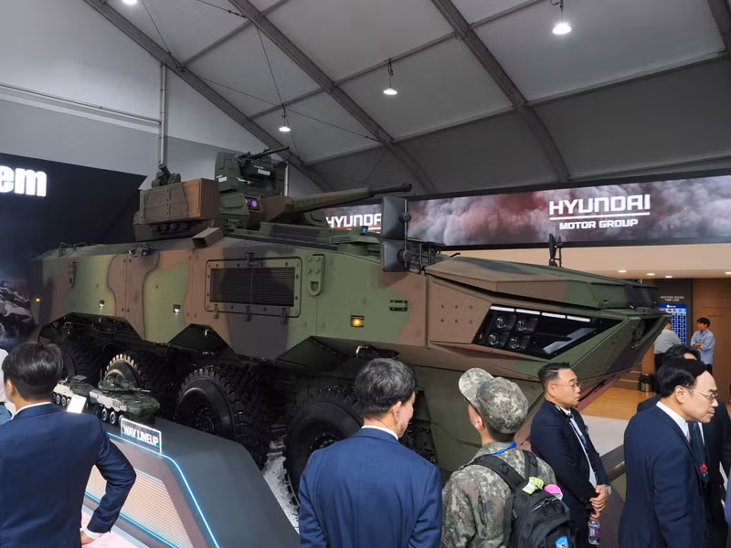 Nhưng ở phiên bản dành cho Quân đội Ba Lan, chiếc xe bọc thép chở quân này có thể được trang bị module điều khiển từ xa ZSSW-30 do chính Warsaw sản xuất. Hàn Quốc muốn sản xuất thiết giáp N-WAV ở Ba Lan bán cho Kiev