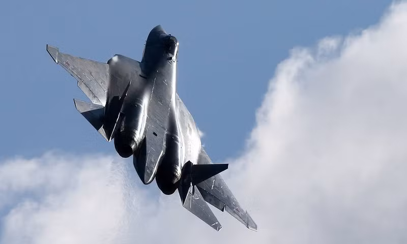 Không chỉ có vậy, sự hiện diện của tiêm kích tàng hình Su-57 tại Mũi Dezhnev ở Chukotka sẽ cho phép chiếc chiến đấu cơ này vươn tầm công kích tới tận Quần đảo Hawaii. Su-57 có đủ sức tấn công cả Guam và quần đảo Hawaii