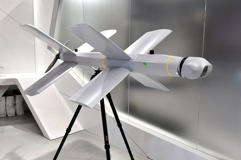 "Lancet có thể thực hiện cả nhiệm vụ trinh sát và tấn công, đồng thời trong suốt chuyến bay, nó được dẫn đường bằng tọa độ GPS hoặc sử dụng camera”, tờ National Interest nói thêm. Báo Mỹ xếp hạng vũ khí Nga đang nổi bật nhất trên chiến địa