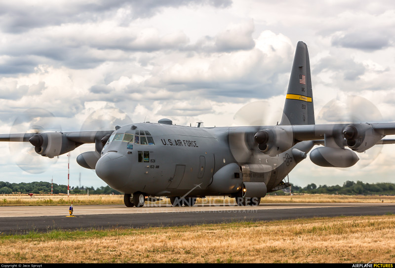 Mỹ tặng máy bay vận tải C-130H Hercules cho đồng minh thân thiết