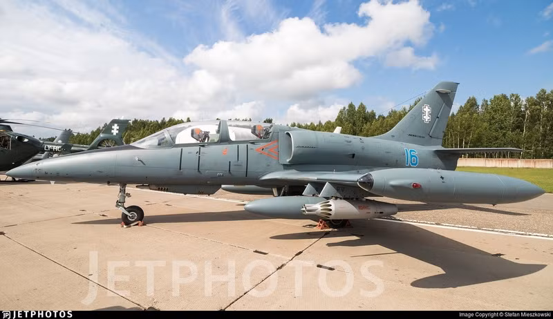 L-39ZA được tạo ra trên cơ sở máy bay huấn luyện L-39, nhưng nó bổ sung thêm năng lực chiến đấu thông qua việc tích hợp vũ khí. Ukraine nhận cường kích hạng nhẹ L-39ZA trong khi chờ đợi F-16