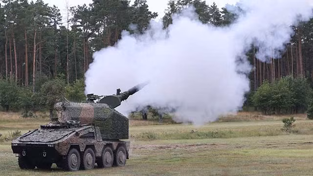 Pháo tự hành RCH 155 thêm đáng sợ khi lắp trên khung gầm Piranha IV