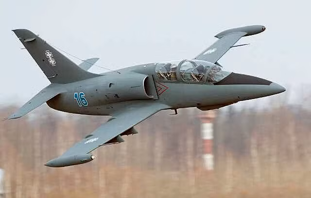 Trước đó, hai máy bay L-39ZA Albatros đã được sử dụng ở Lithuania để huấn luyện phi công. Đồng thời, đảm bảo đào tạo chiến đấu và thực hiện các chuyến bay huấn luyện trong điều kiện khí tượng khó khăn, cả ngày lẫn đêm. Ukraine nhận cường kích hạng nhẹ L-39ZA trong khi chờ đợi F-16