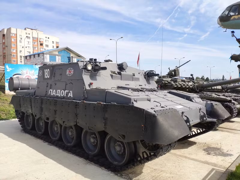 Thiết giáp chở quân 'hàng hiếm' Lagoda trên khung gầm T-80 bị FPV phá hủy