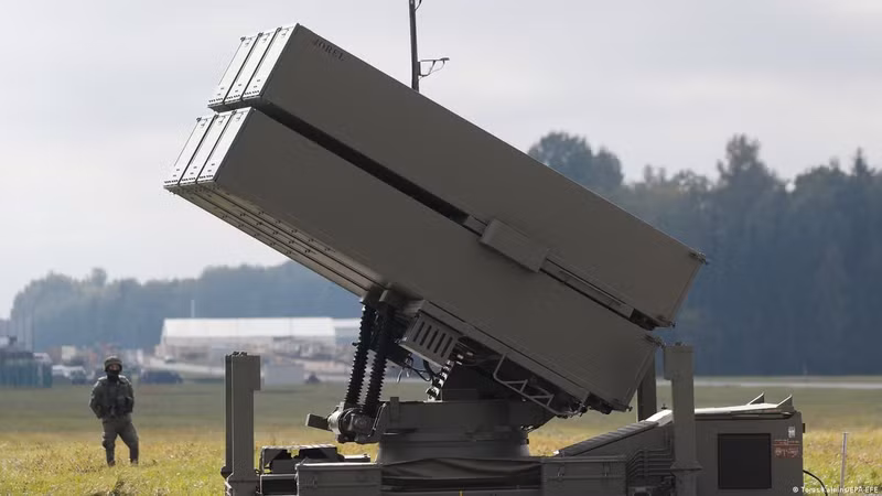 Khoảng 10 bệ phóng mới và 4 trạm chỉ huy dự kiến sẽ được mua từ Tập đoàn Kongsberg Defense and Aerospace (KDA). Hệ thống NASAMS Canada dành cho Kiev bị mắc kẹt tại Mỹ