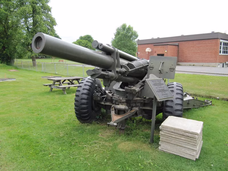 Khẩu M114 có chiều dài 7,3 m; chiều rộng 2,4 m (khi chưa mở chân chống) và chiều cao 1,8 m. Trọng lượng chiến đấu của M114 là 5,8 tấn, tương đương với loại D-20 152 mm của Liên Xô, kíp chiến đấu bao gồm 11 người. Ukraine nhận pháo 155 mm 'đồ cổ' 70 năm tuổi từ Hy Lạp