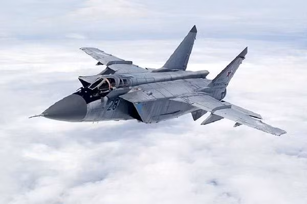 Nhưng MiG-31 không phải là một máy bay chiến đấu thông thường. Không chiến quần vòng cự ly ngắn chẳng phải sở trường nó. Đuổi kịp mục tiêu ở tầng bình lưu hay hạ gục từ khoảng cách vài trăm km thì có thể, nhưng thao diễn linh hoạt thì lại là chuyện khác. Báo Mỹ thừa nhận MiG-31 là máy bay chiến đấu đáng sợ nhất của Nga