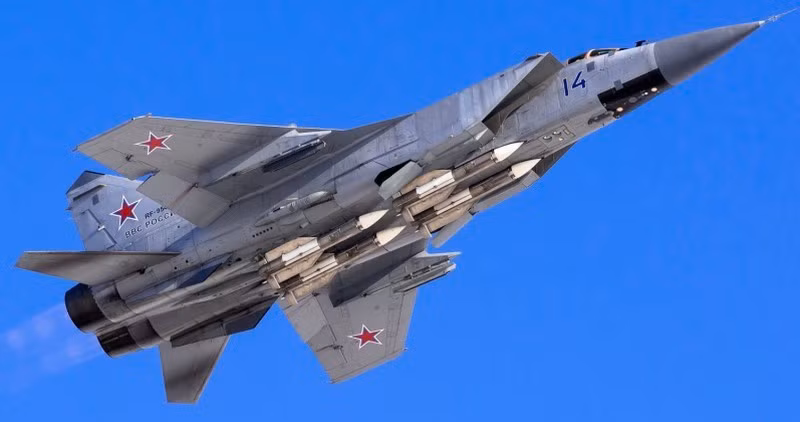Tên lửa R-37 hạng nặng được treo dưới thân chiếc MiG-31. Chúng là vũ khí siêu thanh khi bản thân thuật ngữ này chưa tồn tại bởi đạt được tốc độ lên tới Mach 4,5. Chỉ có thiên thạch và đầu đạn tên lửa đạn đạo mới đạt tới con số này, trong khi vận tốc máy bay chỉ là Mach 2,5. Báo Mỹ thừa nhận MiG-31 là máy bay chiến đấu đáng sợ nhất của Nga