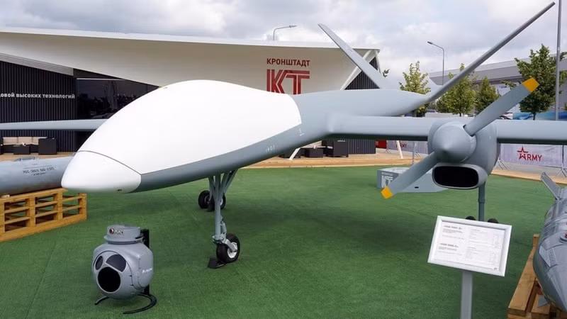 Ngoài chức năng trinh sát, UAV hạng nặng mới nhất của Nga còn có khả năng tấn công độc lập bằng vũ khí tiêu chuẩn. Chiếc máy bay không người lái này mang được tải trọng lên tới nửa tấn. Nga âm thầm thử nghiệm UAV hai động cơ hạng nặng Sirius