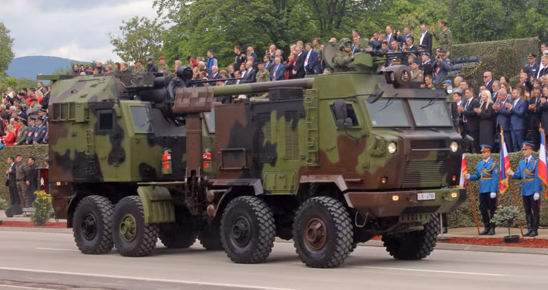 Giả định này dựa trên thực tế là Azerbaijan có thể đang tìm kiếm giải pháp nhằm tăng cường tiềm lực pháo binh trước Armenia - quốc gia đang đàm phán mua lại hệ thống pháo tự hành CAESAR của Pháp. Serbia sẽ gửi 48 pháo tự hành Nora-B52 tới một quốc gia giấu tên