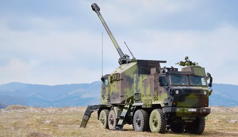 Hệ thống có khả năng bắn tới 4 phát mỗi phút. Tầm bắn hiệu quả là 32,5 km đối với đạn phân mảnh có sức nổ cao tiêu chuẩn và lên tới 41,5 km khi sử dụng đạn tăng tầm, hoặc lên tới 52 km khi sử dụng VLAP (có bộ phận đẩy ở đuôi đạn và động cơ tên lửa). Serbia sẽ gửi 48 pháo tự hành Nora-B52 tới một quốc gia giấu tên