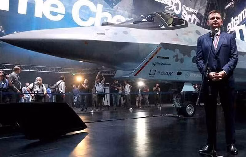 Theo đại diện của UAC, bản chất của lớp sơn ngụy trang trên Su-75 là sử dụng các đốm màu có hình dạng đặc biệt và tạo ra những khu vực có độ sáng khác nhau. UAC được cấp bằng sáng chế đặc biệt cho tiêm kích Su-75 Checkmate