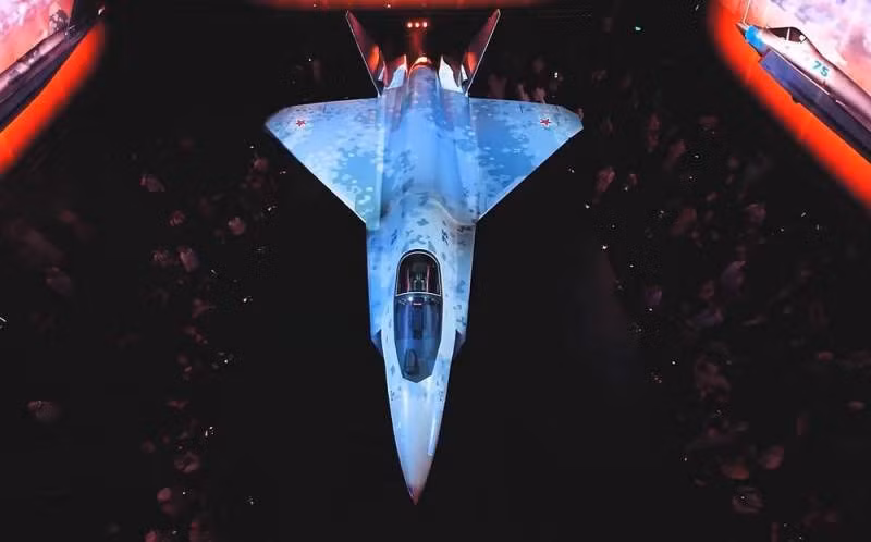 Lớp sơn đặc biệt này sẽ tạo hiệu ứng để chuyển điểm nhấn thị giác từ hình dạng bên ngoài của máy bay sang hình ảnh mờ, gây biến dạng, từ đó khó nhận biết hơn. UAC được cấp bằng sáng chế đặc biệt cho tiêm kích Su-75 Checkmate