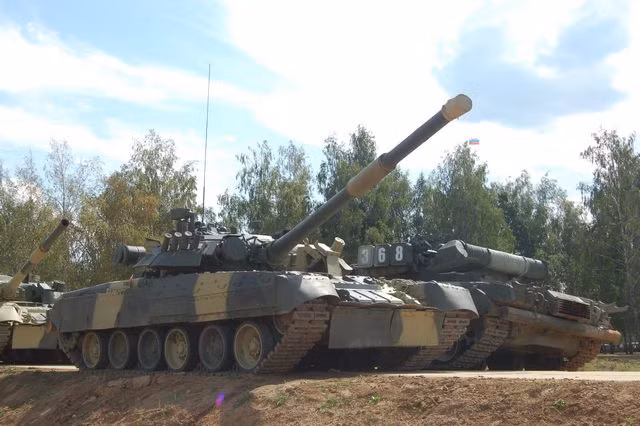 Kể từ khi đi vào hoạt động, T-80 ở một số phiên bản có động cơ turbine khí có khả năng tạo ra công suất 1.000, 1.100 và 1.250 mã lực. Hiện tại, loại với công suất 1.500 mã lực đã được thử nghiệm trên xe tăng thật. Xe tăng T-80 sản xuất mới mạnh vượt trội nhờ turbine khí 1.500 mã lực