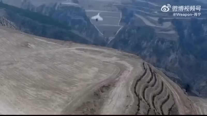 Ngoài ra, những chiếc UAV này còn là phương tiện phá hủy kho đạn dược, nhiên liệu rất hiệu quả. Thông thường, quân đội Nga sử dụng nhiều máy bay không người lái như vậy cùng lúc để tấn công một mục tiêu do giá thành rất rẻ. Trung Quốc thử nghiệm UAV cảm tử nhìn giống Shahed-136