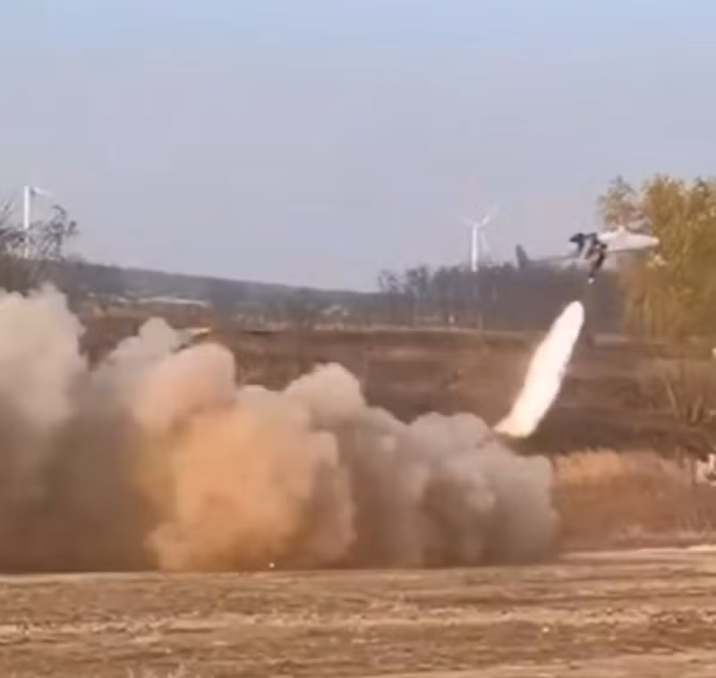 Bất chấp mọi nỗ lực, lực lượng phòng không Ukraine không thể tiêu diệt toàn bộ số máy bay không người lái cảm tử Shahed-136 được bắn vào một mục tiêu. Trung Quốc thử nghiệm UAV cảm tử nhìn giống Shahed-136