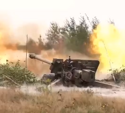 Binh sĩ mang pháo chống tăng 'đồ cổ' BS-3 từ bảo tàng ra chiến đấu