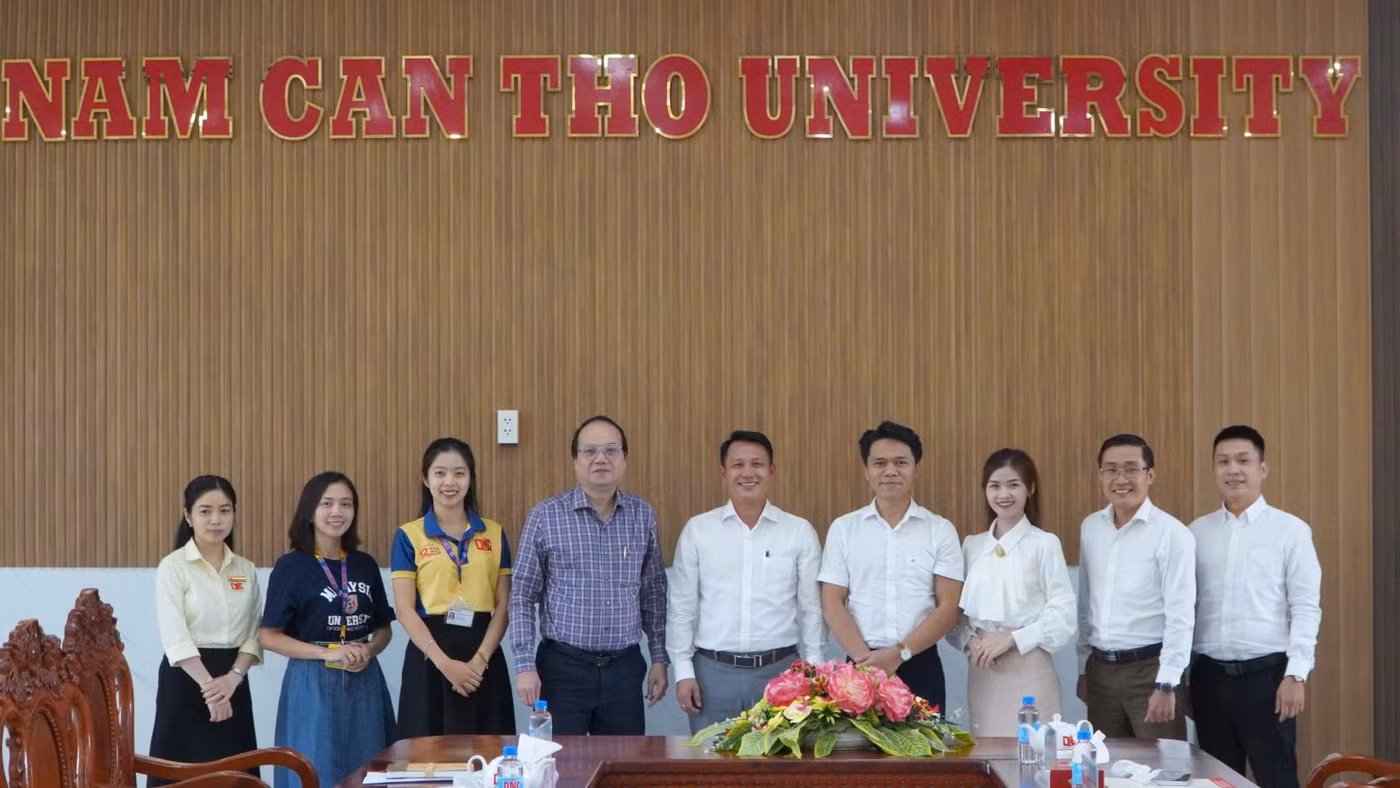 Lãnh đạo Trường ĐH Nam Cần Thơ và Văn phòng đại diện Báo Giáo dục và Thời đại khu vực ĐBSCL chụp ảnh lưu niệm.