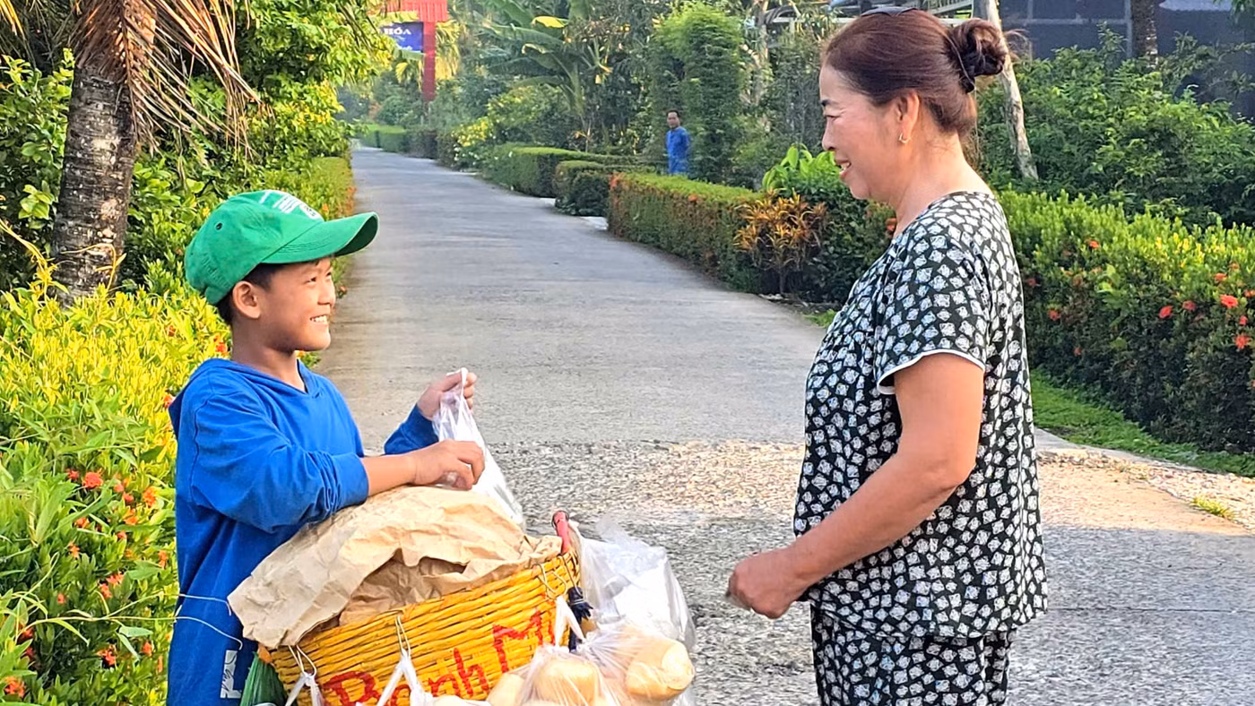 Nụ cười của cậu bé 11 tuổi lựa chọn đạp xe bán bánh mì để tích góp từng đồng mua sách vở.