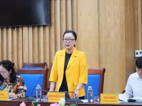 Thứ trưởng Bộ GD&ĐT Nguyễn Thị Quyên Thanh chủ trì buổi làm việc với tỉnh Nghệ An. Ảnh: Hồ Lài