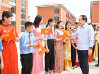 Phó Thủ tướng Lê Tiến Châu cùng Đoàn công tác thăm Trường Phổ thông nội trú Tiểu học và Trung học cơ sở Anh Sơn, Nghệ An. Ảnh: Hồ Lài