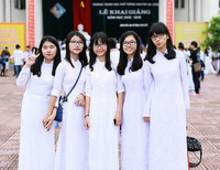 Nữ sinh Trường THPT Chuyên Hạ Long duyên dáng trong áo dài trắng tinh khôi ảnh 1