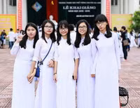 Nữ sinh Trường THPT Chuyên Hạ Long duyên dáng trong áo dài trắng tinh khôi ảnh 1