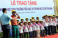 Nghệ sĩ Xuân Bắc cổ vũ cho học sinh đội mũ bảo hiểm ảnh 11 Nghệ sĩ Xuân Bắc cổ vũ cho học sinh đội mũ bảo hiểm ảnh 11