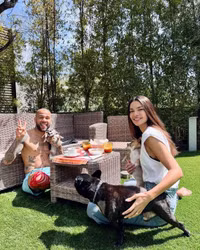 Vợ cũ chia sẻ hình ảnh ‘gương vỡ lại lành’ với Alves