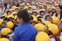 Nghệ sĩ Xuân Bắc cổ vũ cho học sinh đội mũ bảo hiểm ảnh 14 Nghệ sĩ Xuân Bắc cổ vũ cho học sinh đội mũ bảo hiểm ảnh 14